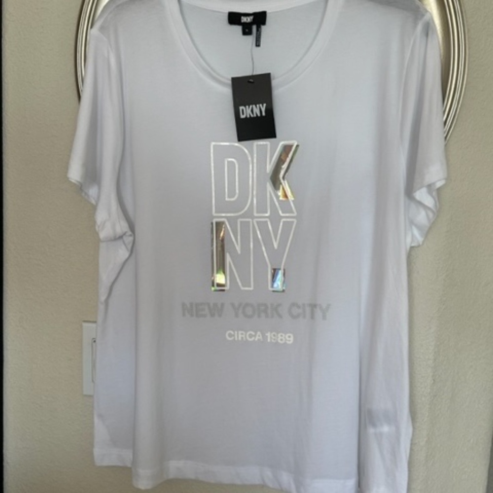 DKNY T-SHIRT WHITE WITH LOGO new with tags Extra large
